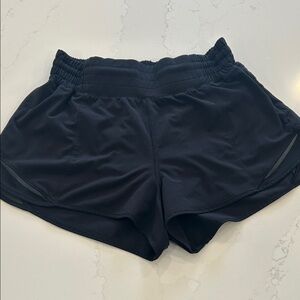 Lululemon hotty hot black womens 2.5” shorts
